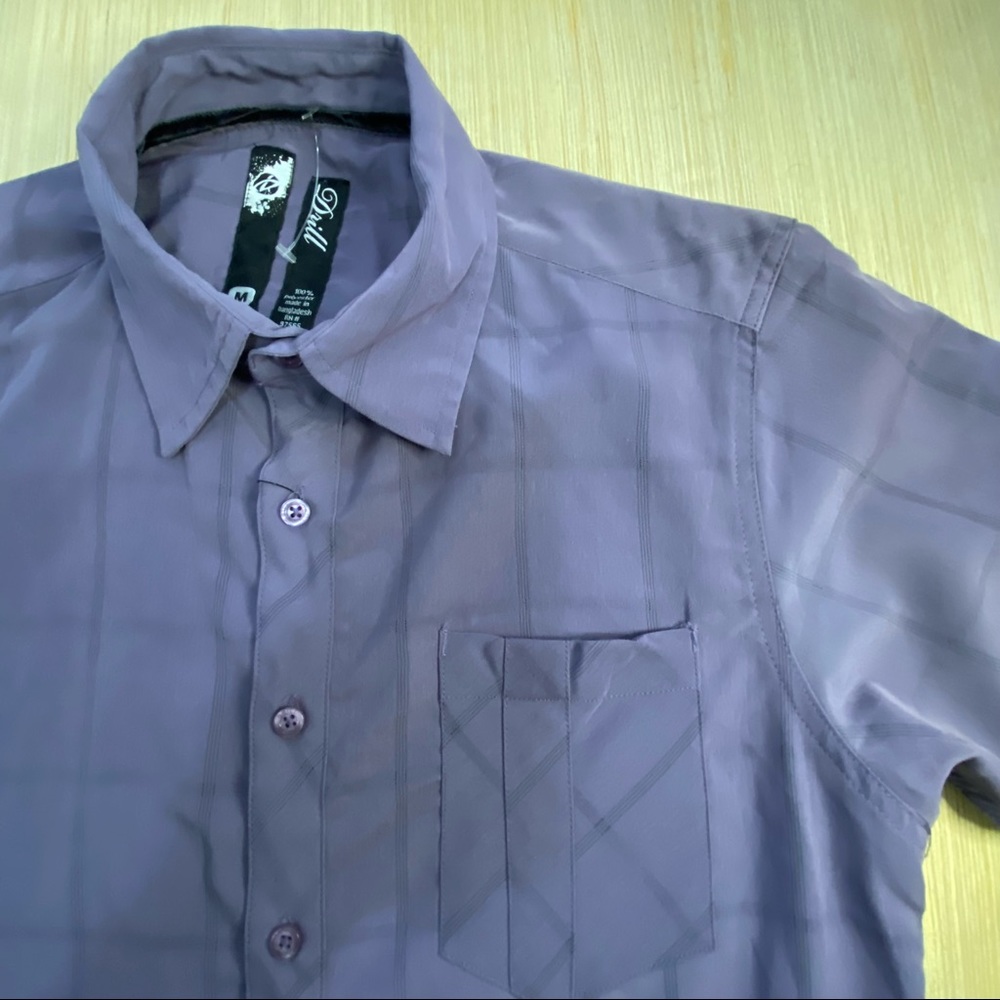 Drill NYC Mens Short Sleeve Collared Shirt Size Medium Purple NWT - Picture 3 of 5